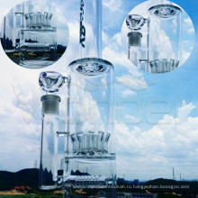 На фото с небом прозрачная стеклянная Труба водопровода с прекрасным видом